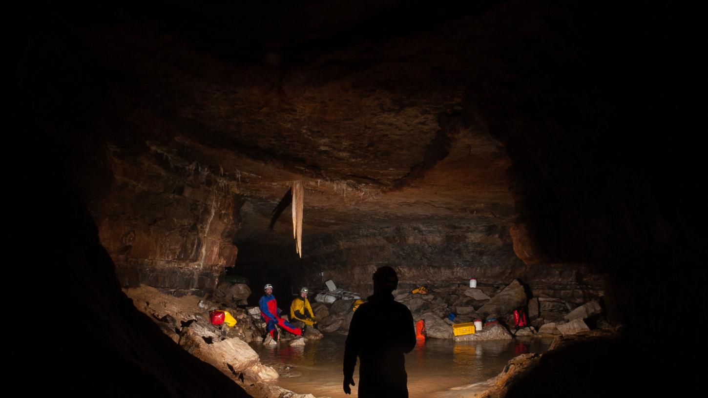 Dieses Bild aus dem Inneren der Mühlbachquellhöhle macht die herausfordernde Arbeit der Höhlenretter deutlich.