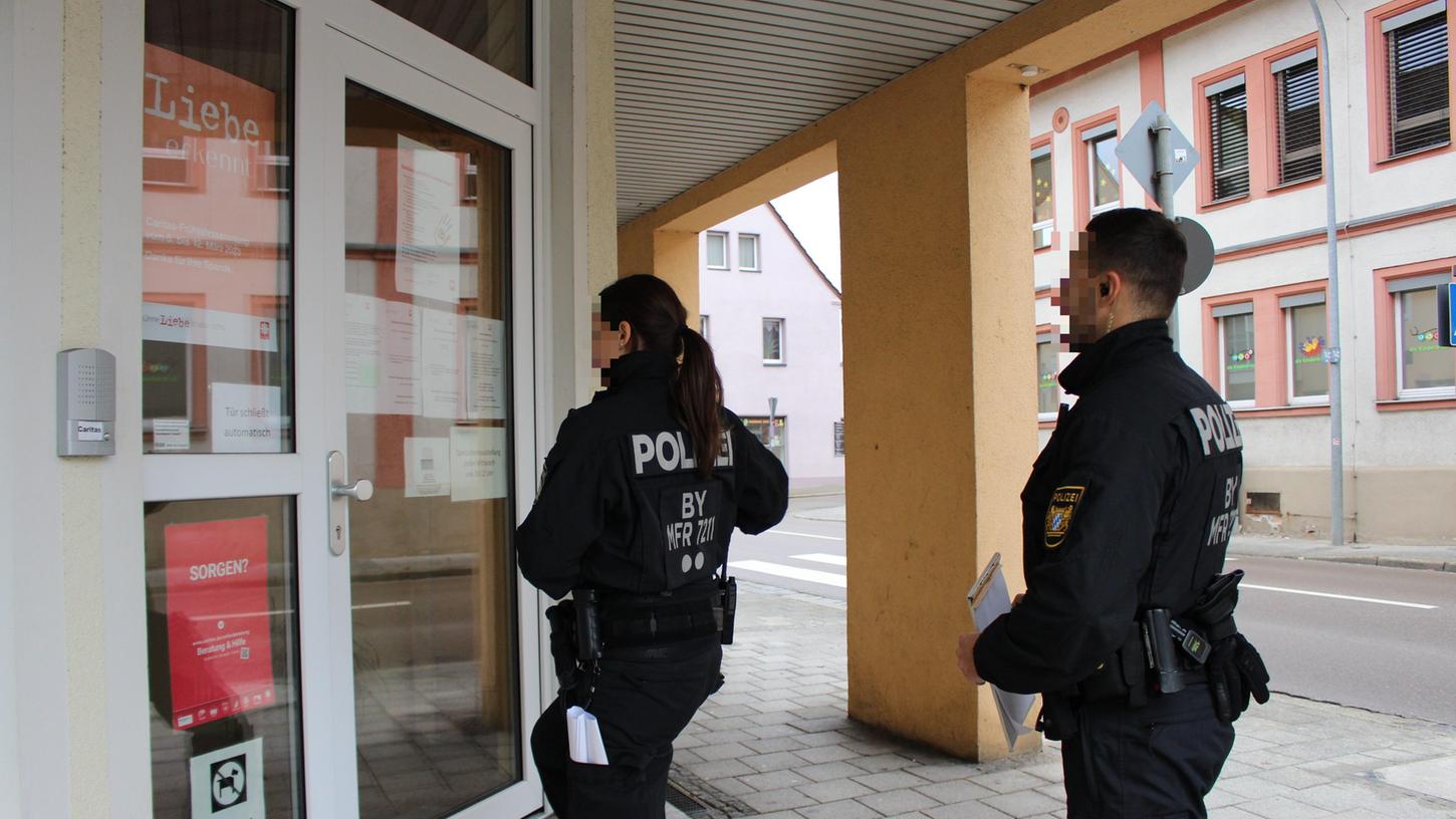 Beamte befragen Anwohner in Gunzenhausen. Beamte befragen Anwohner in Gunzenhausen.