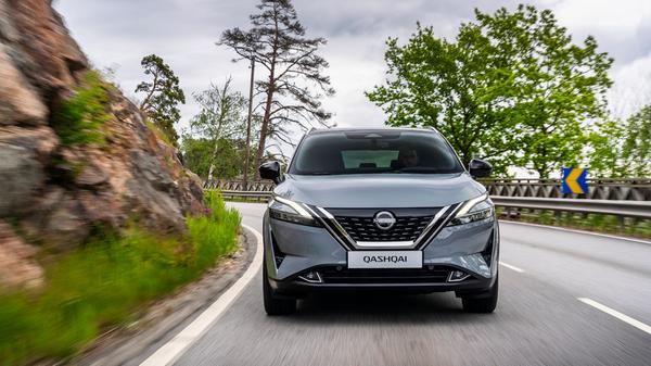 Der Verbrenner bleibt dabei bloß Generator und betreibt die bordeigene Stromerzeugung. Abhängig von der Fahrsituation fließt der Strom über den Wechselrichter an die Pufferbatterie, den Elektromotor oder an beide Adressaten.