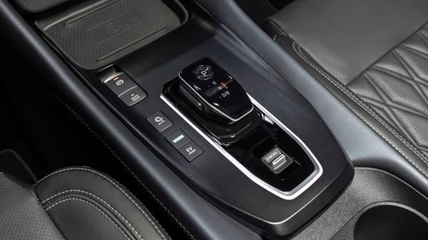 Es gibt auch eine EV-Taste, über die sich der Dreizylinder aktiv in die Pause schicken lässt.