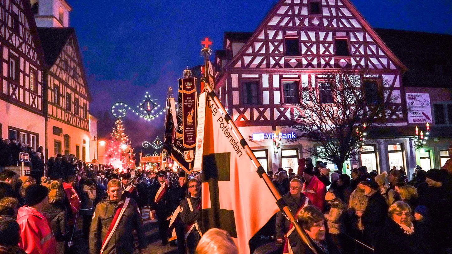 Zum feierlichen Abschluss der "Ewigen Anbetung" herrscht in der Regel dichtes Gedränge in der Innenstadt von Pottenstein. Besucher von außerhalb sollten deshalb genügend Zeit für die Anreise einplanen.