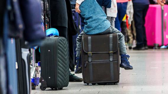 Airline verliert Gepäck - Passagierin findet Koffer verwaist neben einer Mülltonne