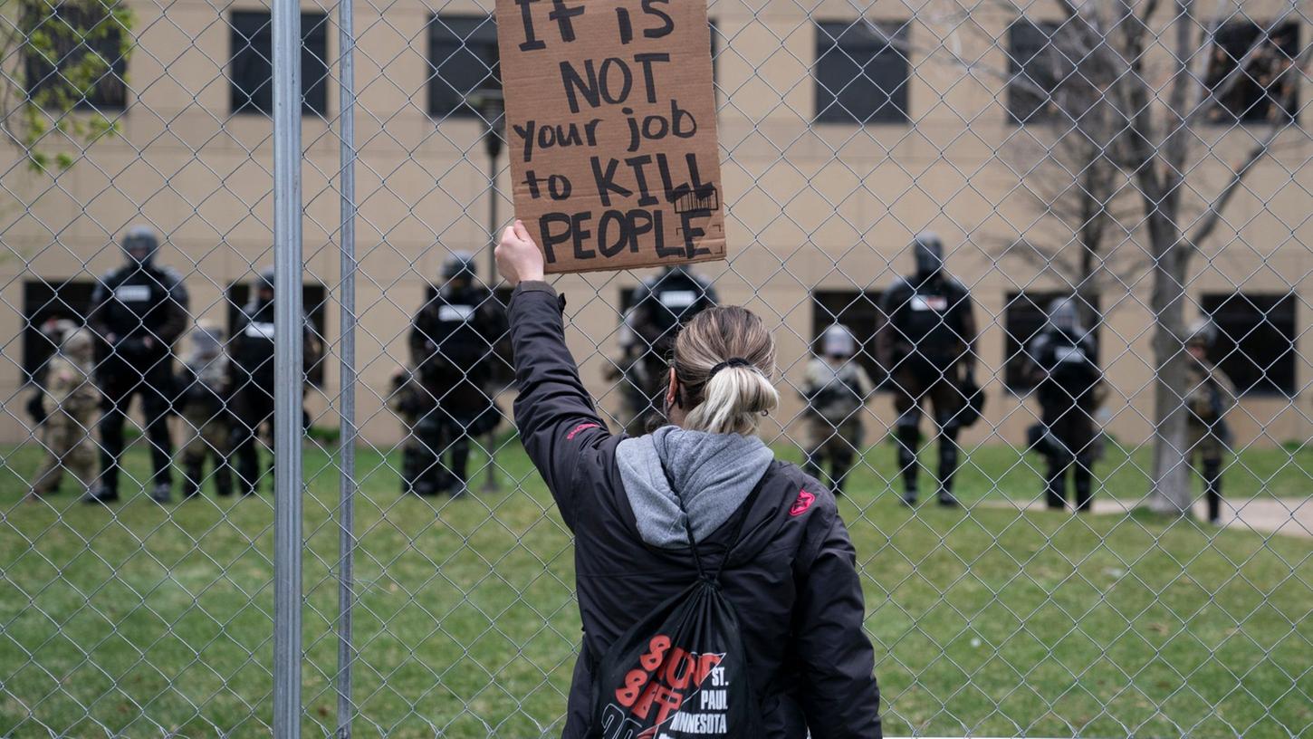 Eine Protestaktion in Minneapolis nach dem Tod von Daunte Wright: "Es ist nicht euer Job, Menschen zu töten". Eine Protestaktion in Minneapolis nach dem Tod von Daunte Wright: "Es ist nicht euer Job, Menschen zu töten".