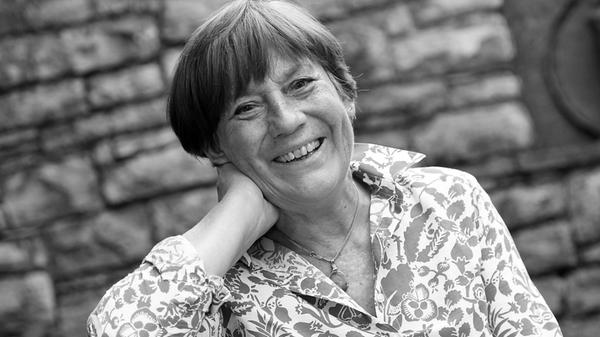 Die Ski-Ikone Rosi Mittermaier, auch bekannt als "Gold-Rosi", ist im Alter von 72 Jahren verstorben. Die zweimalige Olympiasiegerin sei am 04. Januar "nach schwerer Krankheit im Kreise der Familie friedlich eingeschlafen", teilte ihre Familie mit.