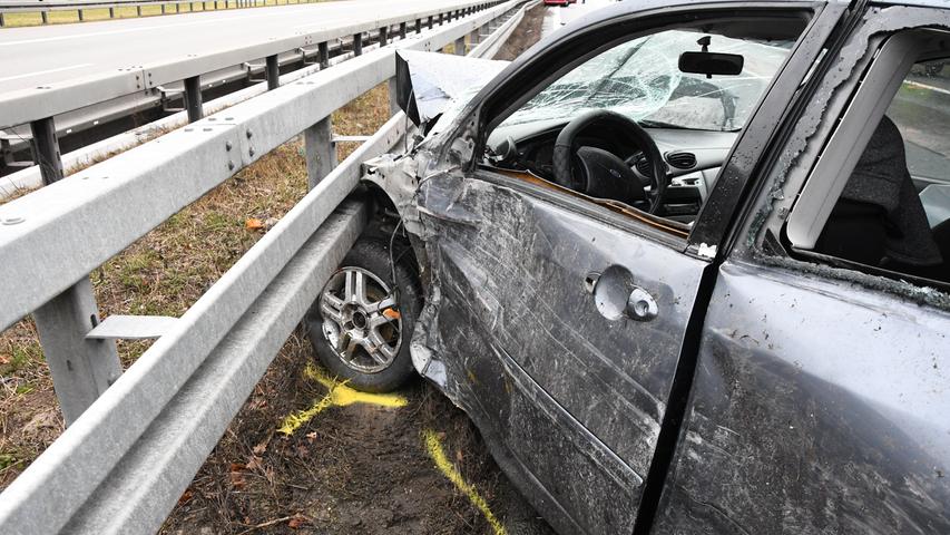 In den Unfall wurden noch zwei weitere Autos verwickelt: Ein Fahrzeug wurde touchiert, das Zweite ist in die Unfallstelle hineingefahren.