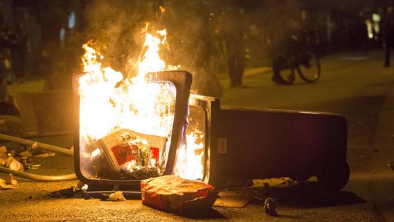 Weisendorf: Brennende Mülltonnen beschädigen Mehrzweckhalle