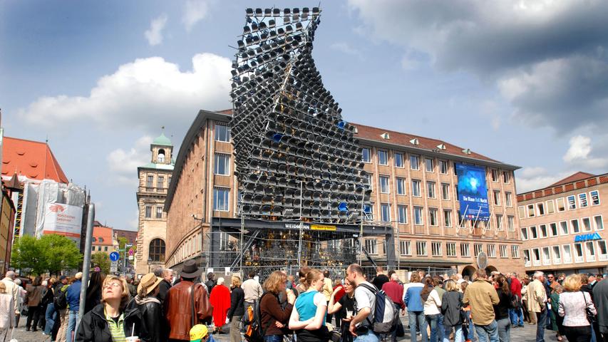 Steil gegangen: Parallel zur Fußball-WM 2006 ummantelte Bildhauer Olaf Metzel den "Schönen Brunnen" am Hauptmarkt mit Stadionsitzen. Das zog Aufregung nach sich.