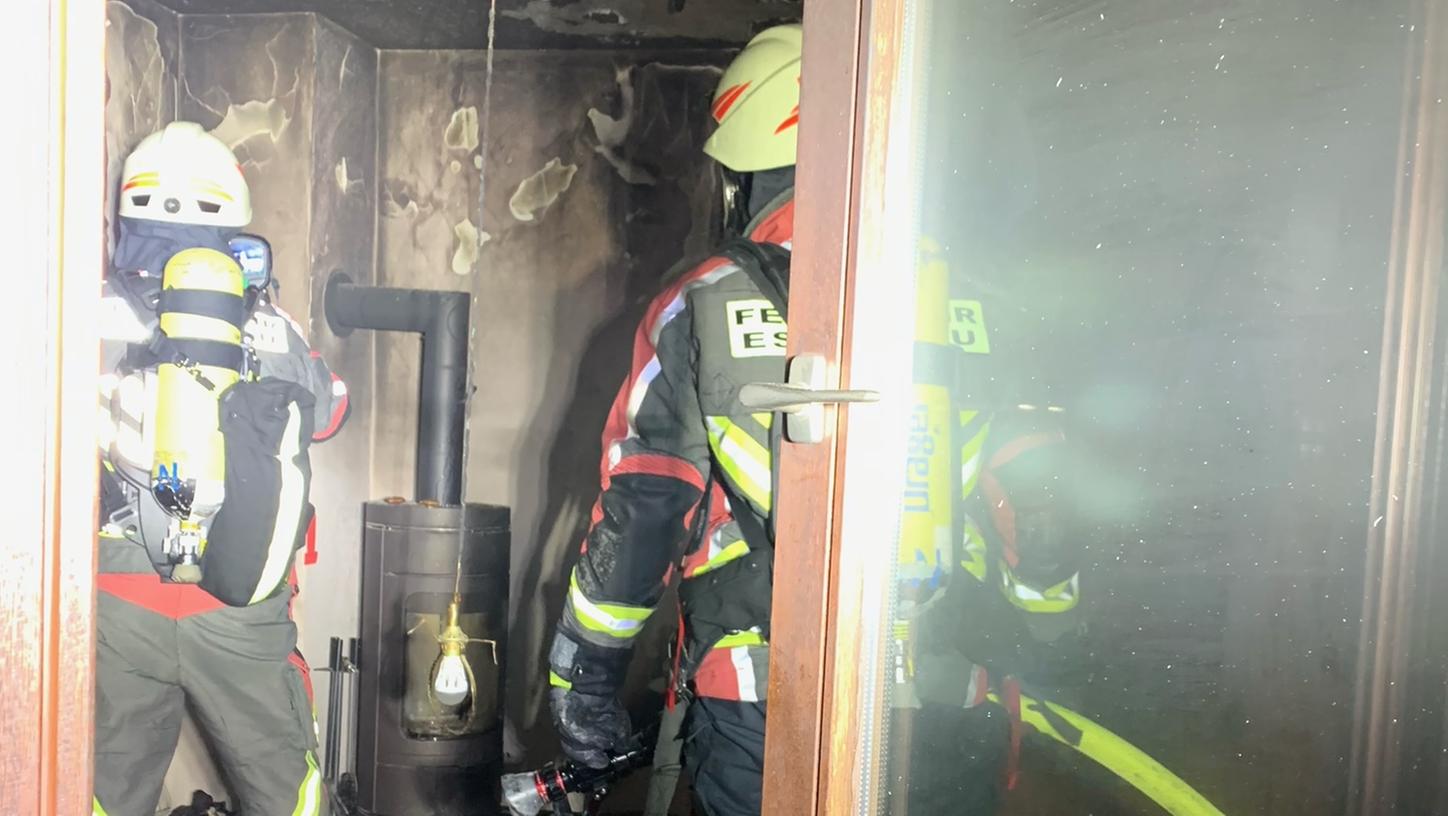 Die Feuerwehren Eschenau und Eckenhaid wurden zu dem Brand am Mittwoch gerufen. Zwei Personen mussten gerettet werden.