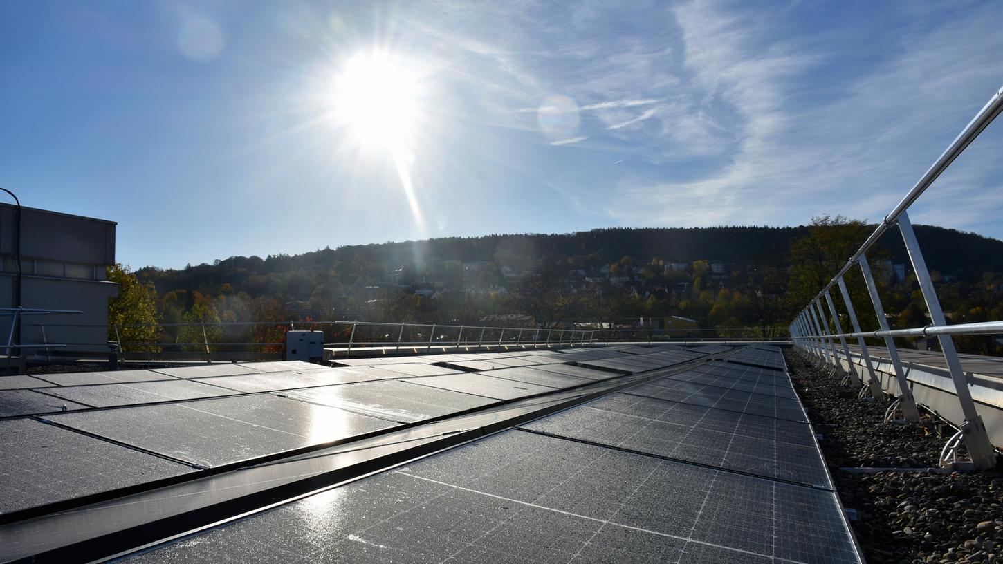 Auf dem Dach des Gymnasiums in Weißenburg erzeugt eine Photovoltaikanlage Strom.