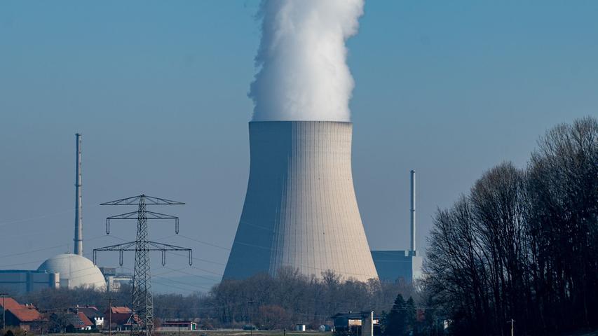 Die Bundesregierung hatte nach einem Machtwort von Kanzler Olaf Scholz im vergangenen Jahr beschlossen, dass die drei verbliebenen Atomkraftwerke über das eigentlich zum Jahresende geplante Betriebsende hinaus bis zum 15. April 2023 weiterlaufen sollen. Danach soll mit der Nutzung der Atomkraft Schluss sein in Deutschland. Damit wird auch Isar 2 in Bayern (siehe Bild) vom Netz genommen.