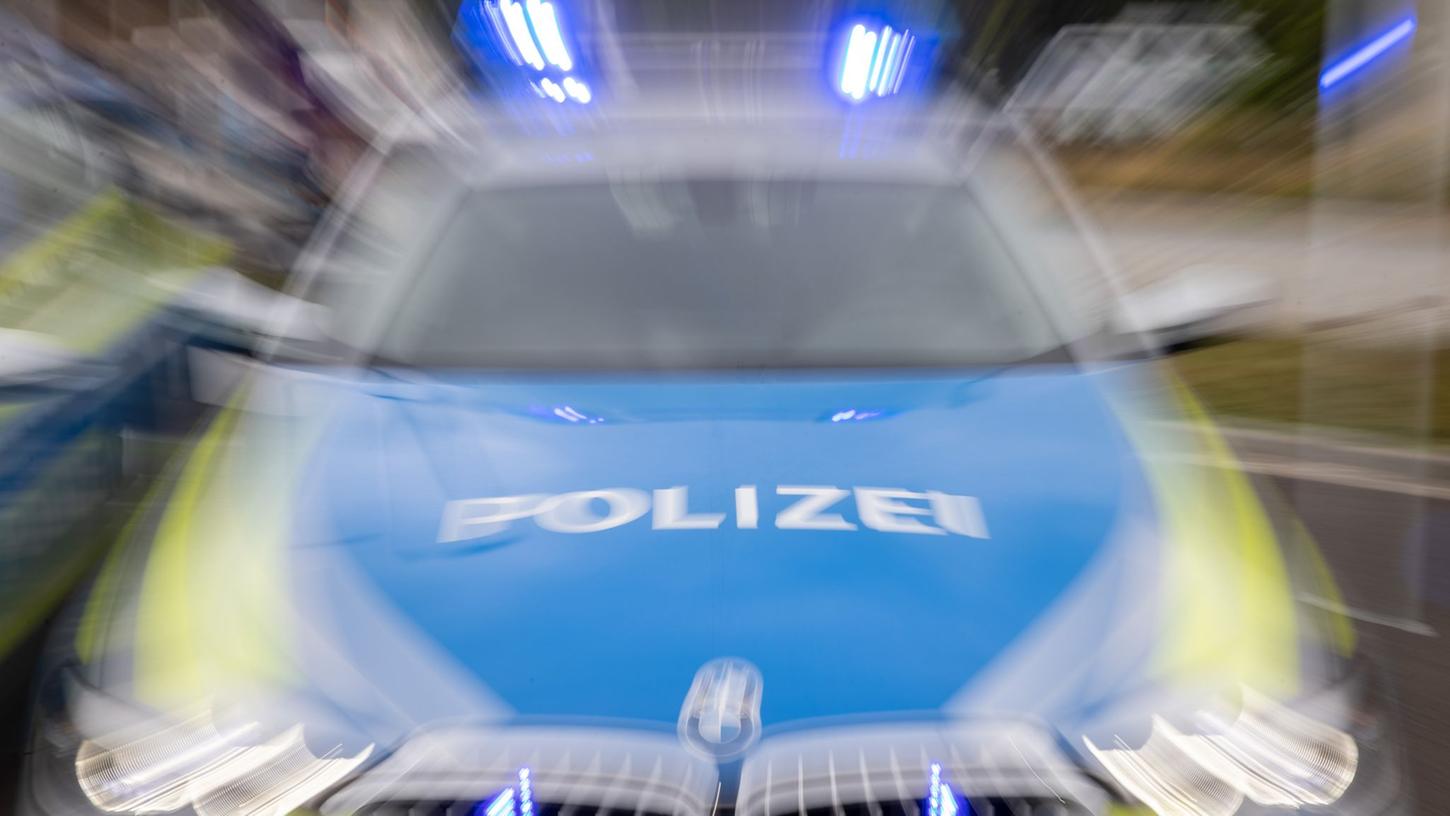 Ein Streifenwagen der Polizei mit eingeschaltetem Blaulicht.