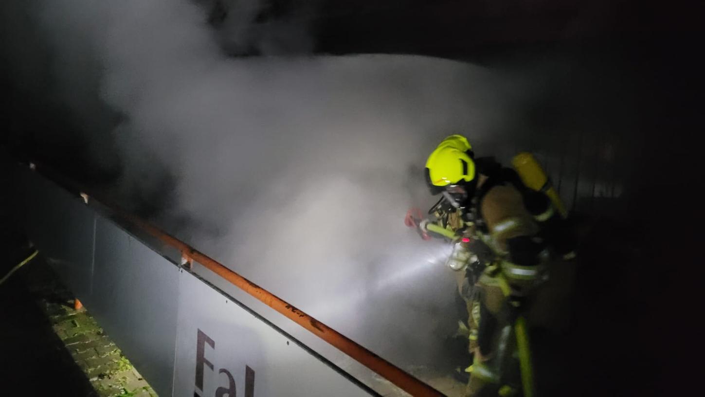 Die Feuerwehr Weilersbach konnte den Brand zum Glück rasch unter Kontrolle bringen und ein Übergreifen des Feuers verhindern.