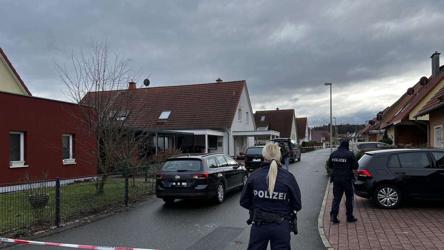 Im mittelfränkischen Weisendorf hat ein 17-Jähriger am Freitag seine Mutter und Schwester angegriffen. Die 14-Jährige erlag ihren schweren Verletzungen.
