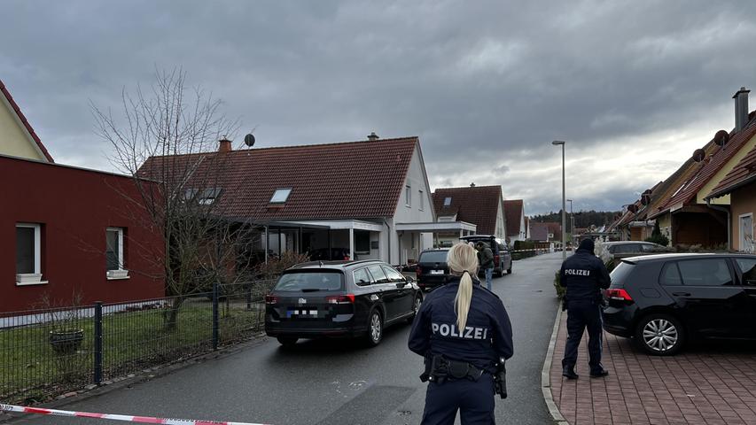 Tragödie in Weisendorf: Jugendlicher greift Mutter und Schwester an - 14-Jährige stirbt