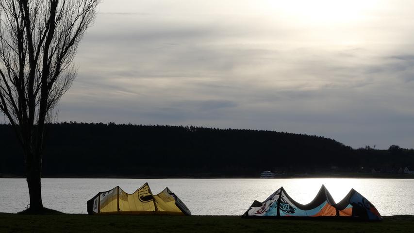 Bei dem milden Wetter sind am Großen Brombachsee die Kitesurfer unterwegs. Zu sehen sind nicht etwa Zelte, sondern ihre Drachen zum Trocknen.Mehr Leserfotos und Leserbriefe finden Sie hier.
