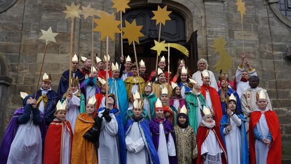 Mereka membawa kembali berkah: para penyanyi carol ini keluar masuk dan sekitar Forheim. Mereka membawa kembali berkah: para penyanyi carol ini keluar masuk dan sekitar Forheim.