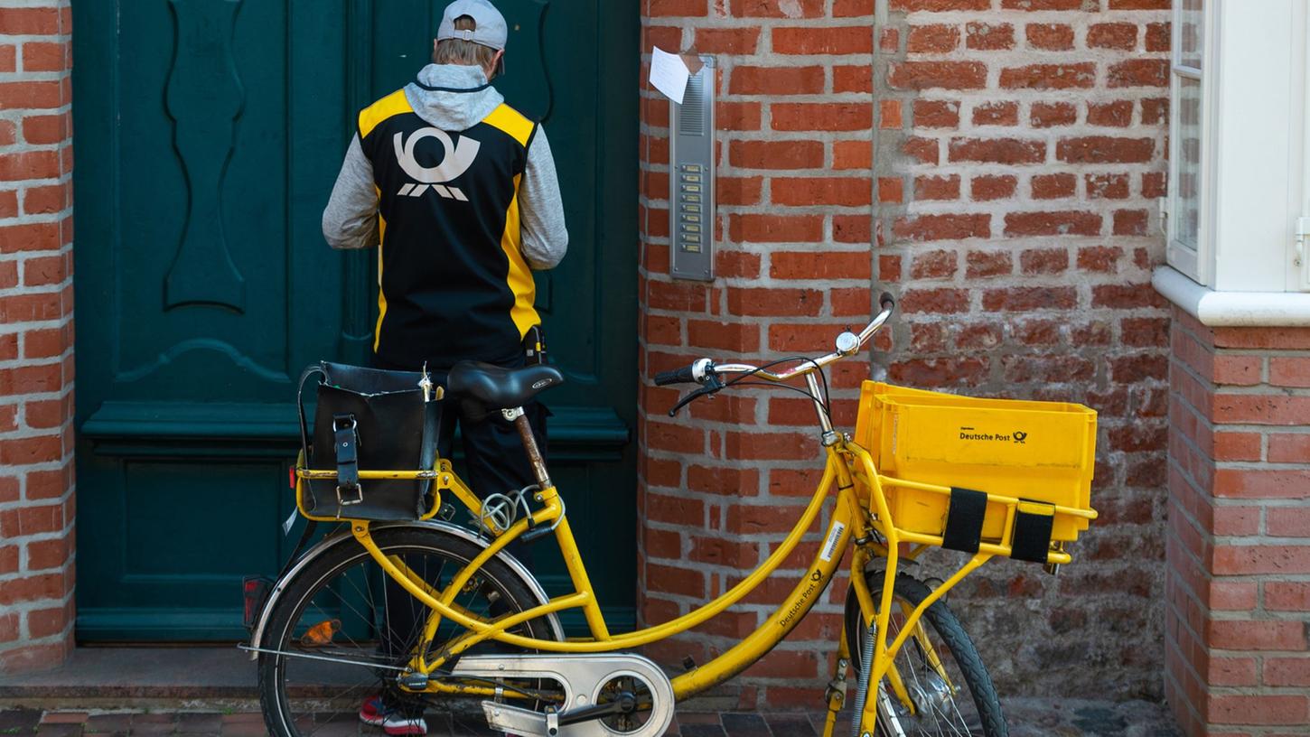 Ein Postbote verteilt Briefe in Lüneburg. Postboten und Paketzusteller der Deutschen Post sollen nach Ansicht der Gewerkschaft Verdi 15 Prozent mehr Geld bekommen.