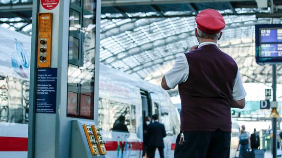 Mit Weste und Schild: Teenager fährt als falscher Bahnmitarbeiter durch Franken