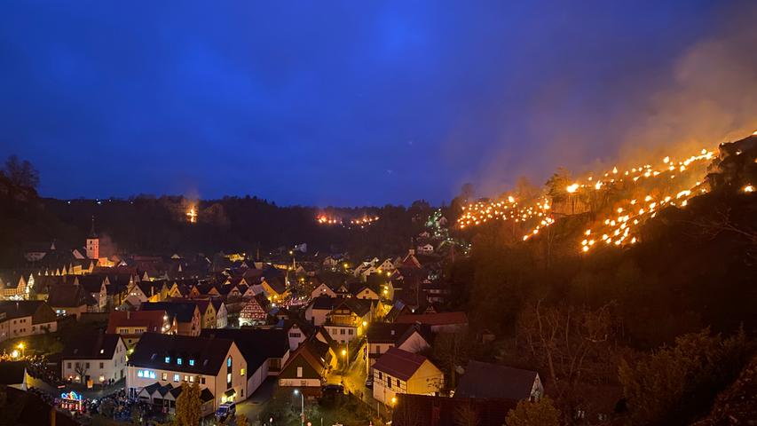 Feuerspektakel in Pottenstein: Die schönsten Bilder der Lichtprozession 2023