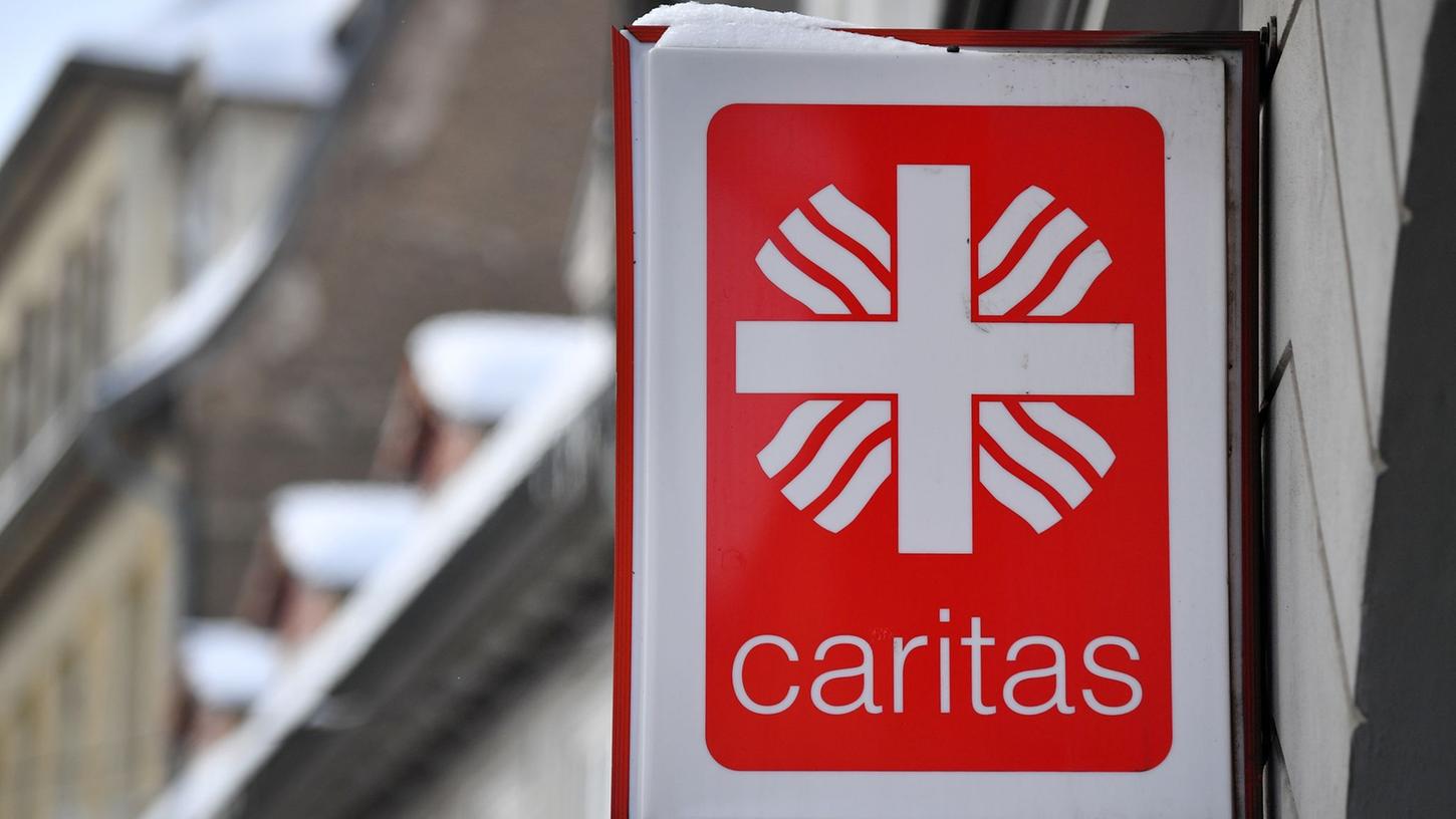 Ein Schild hängt an einer Regionalstelle der Caritas. Ein Schild hängt an einer Regionalstelle der Caritas.