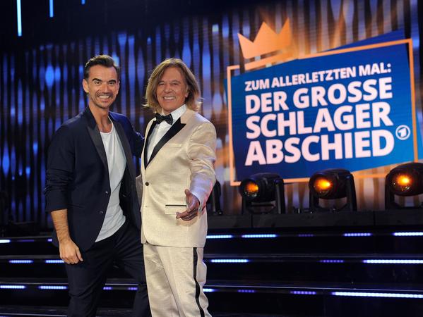 Jürgen Drews (r) zu Gast bei Florian Silbereisen. Drews wird in der Show "Der große Schlagerabschied", die bereits im Oktober 2022 aufgezeichnet wurde und im Januar im Ersten ausgestrahlt wird, das letzte Mal auf der Bühne zu sehen sein.