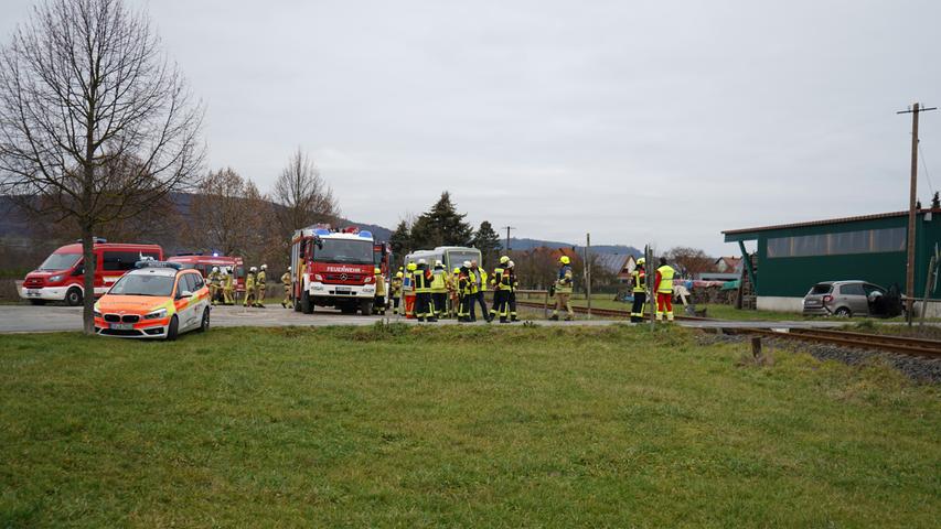 In Kirchenehrenbach an der Bahnstrecke zwischen Forchheim und Ebermannstadt kam es am Samstag gegen 11 Uhr zu einem Zusammenstoß zwischen einem Wagen und einem Zug.