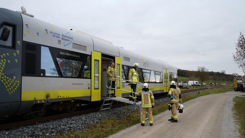 Auto von Zug erfasst: Unfall an fränkischem Bahnsteig - Fahrerin verletzt