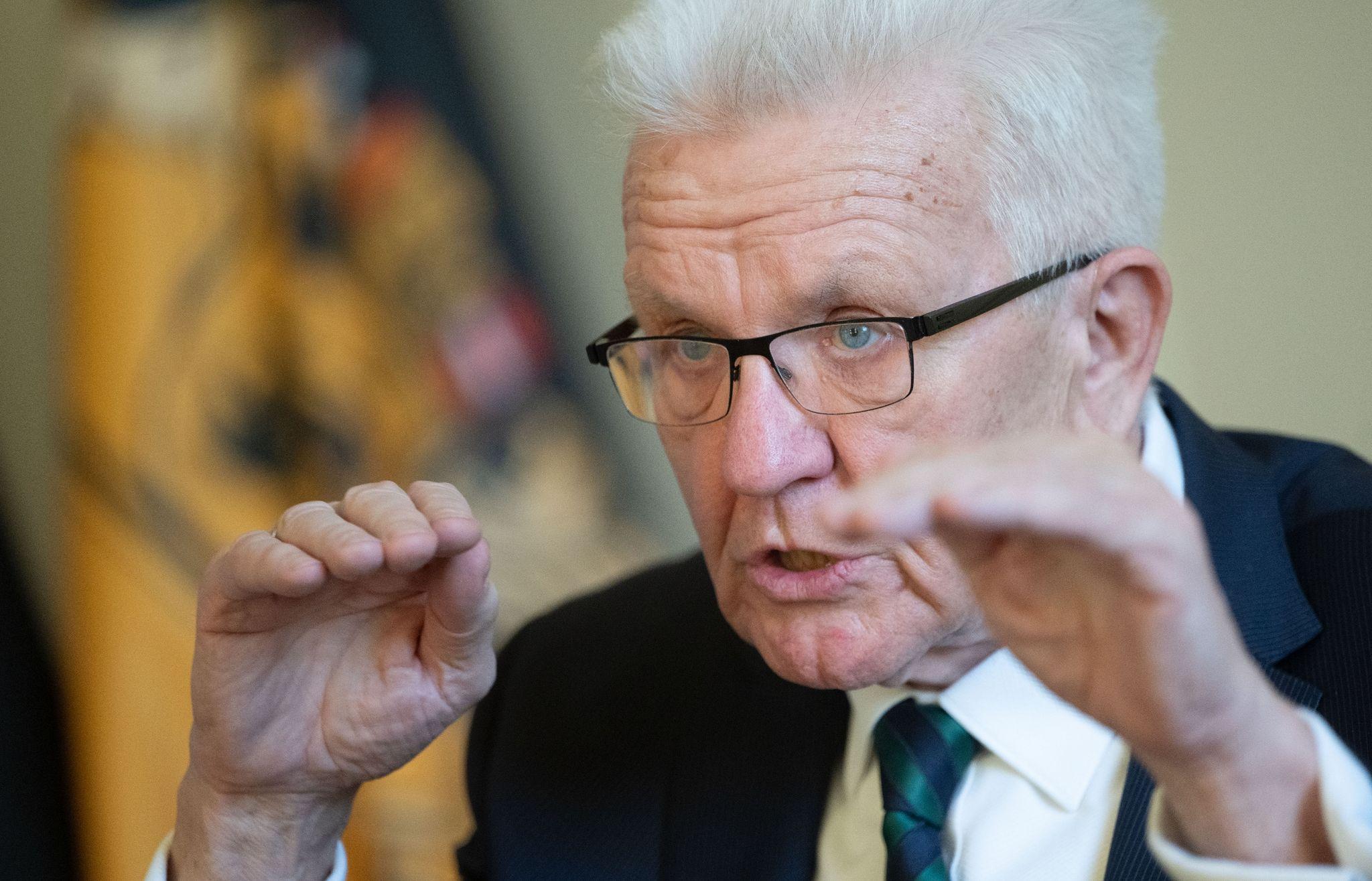 Baden-Württembergs Ministerpräsident Winfried Kretschmann (Grüne) gibt ein Interview. Baden-Württembergs Ministerpräsident Winfried Kretschmann (Grüne) gibt ein Interview.