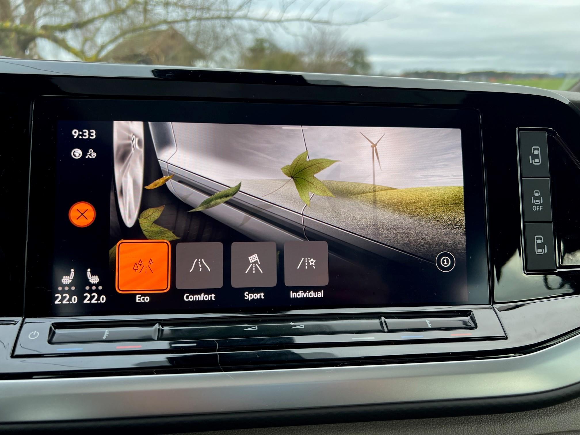 Der Touchscreen eröffnet Zugang zu den Fahrmodi. Darunter angeordnet sind die Slider für Temperatur und Lautstärke.