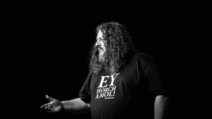 Der fränkischer Kult-Comedian Bembers starb Anfang Januar. Roman Sörgel, wie der Künstler bürgerlich heißt, wurde 56 Jahre alt. Mit seinen launigen Clips auf YouTube erreichte Bembers Hunderttausende. Es folgten Touren und unzählige Auftritte - auch als Teil der Band "Wassd scho? Bassd scho!". Der fränkischer Kult-Comedian Bembers starb Anfang Januar. Roman Sörgel, wie der Künstler bürgerlich heißt, wurde 56 Jahre alt. Mit seinen launigen Clips auf YouTube erreichte Bembers Hunderttausende. Es folgten Touren und unzählige Auftritte - auch als Teil der Band "Wassd scho? Bassd scho!".