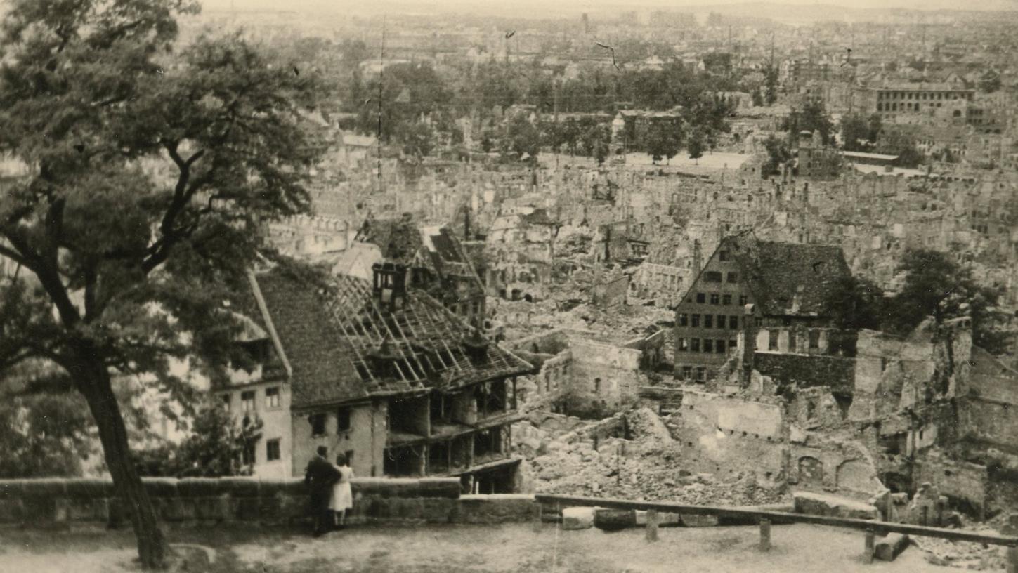 Ruinen, so weit das Auge reicht. Nach Kriegsende bot sich dieser deprimierende Ausblick von Wächtersgang am Sinwellturm auf die östliche Sebalder Altstadt.