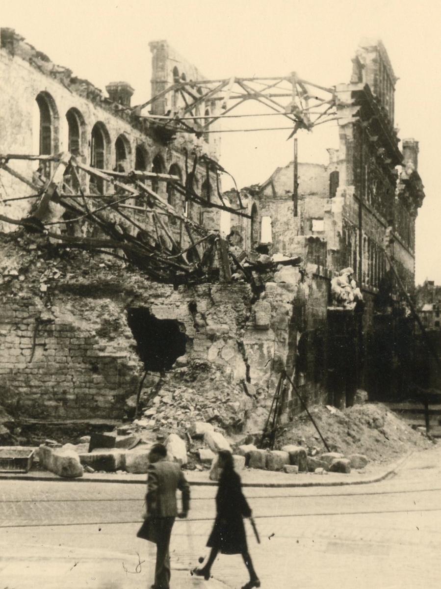 Betrachtet man das Ausmaß der Vernichtung, kann man kaum glauben, dass der 1945 zerstörte Wolff’sche Bau des Rathauses wieder aufgebaut werden konnte. 