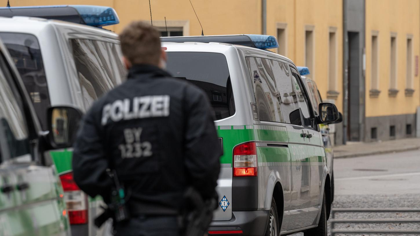 Die Polizei hatte am Wochenende intensiv nach dem in Regensburg entflohenen Häftling gesucht, der eine lebenslange Haftstrafe wegen Mordes absaß. Die Polizei hatte am Wochenende intensiv nach dem in Regensburg entflohenen Häftling gesucht, der eine lebenslange Haftstrafe wegen Mordes absaß.