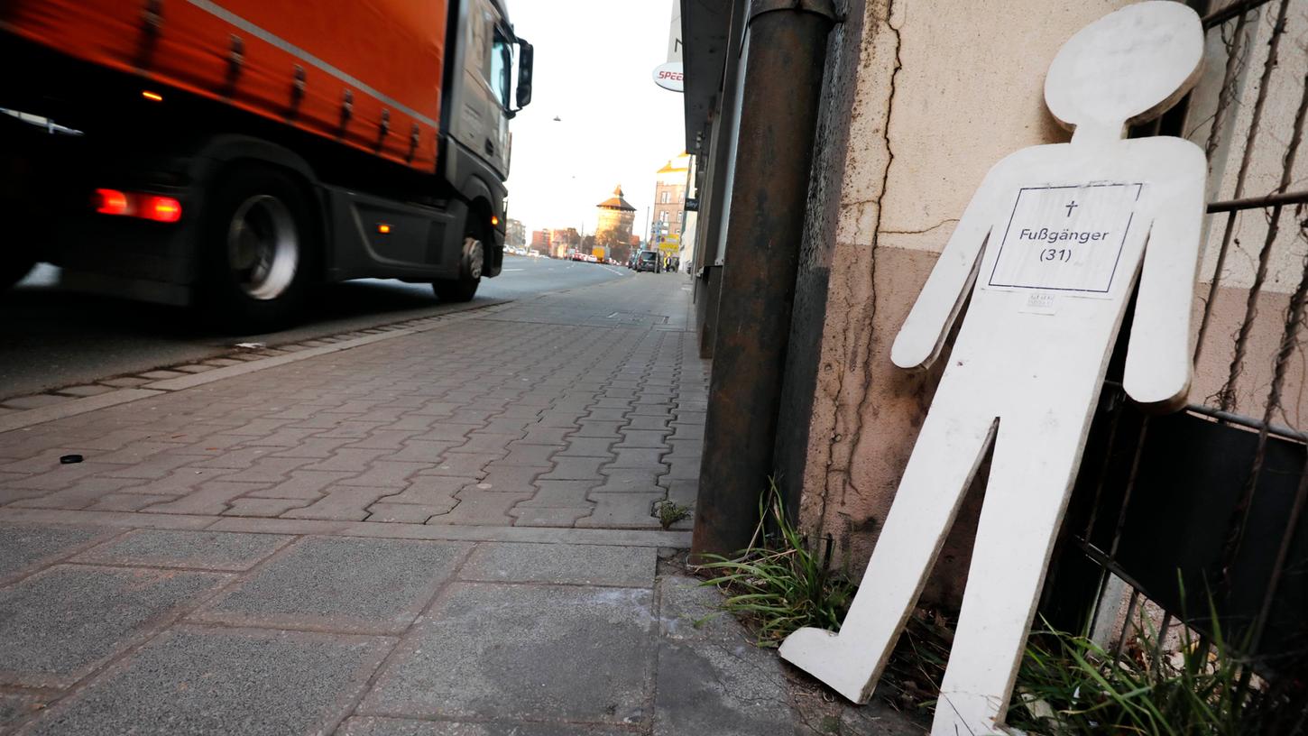 Eine Mahnfigur erinnert in der Steinbühler Straße an den getöteten Fußgänger.