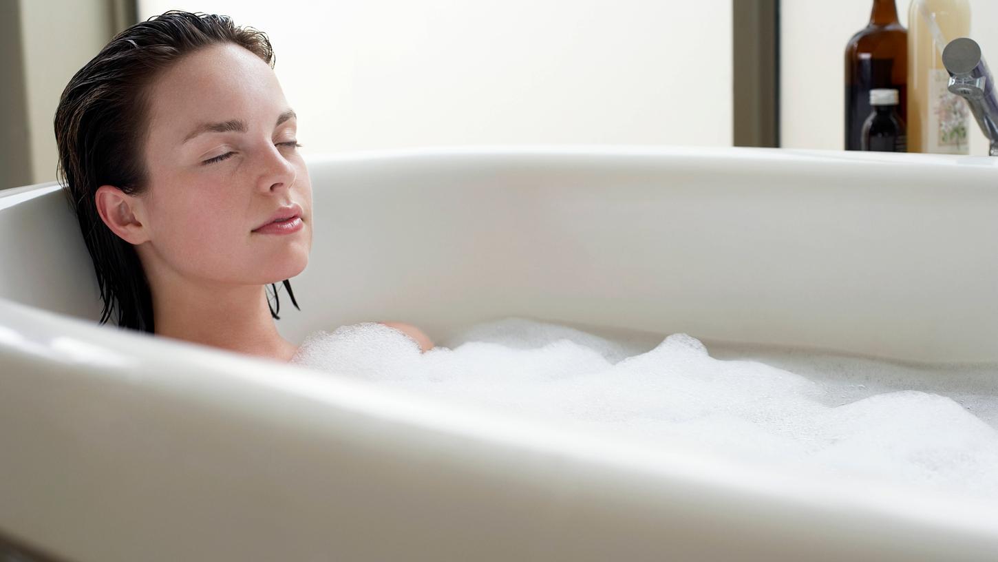 Ein heißes Vollbad kann bei einer Erkältung helfen. Man sollte allerdings nicht zu heiß baden.