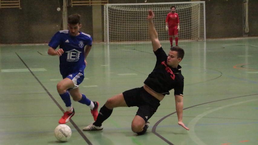 Im zweiten Halbfinale setzte sich der SV Alesheim (links Spielertrainer Niklas Reutelhuber) mit 4:2 gegen den FC/DJK Weißenburg (rechts Manuel Tiringer) durch. 