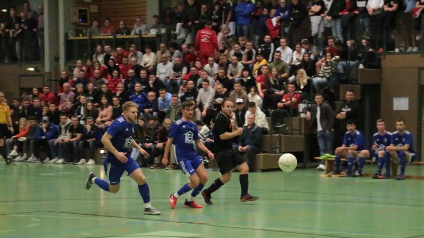 Im zweiten Halbfinale gewann der SV Alesheim (in Blau) mit 4:2 gegen den FC/DJK Weißenburg. 