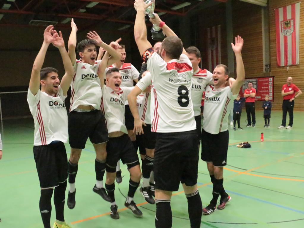 Der Sieg bei der Hallenfußball-Stadtmeisterschaft ist in Weißenburg immer ein besonderer Titel. Dementsprechend ausgelassen jubelte auch der TSV 1860 nach der Pokalübergabe. 