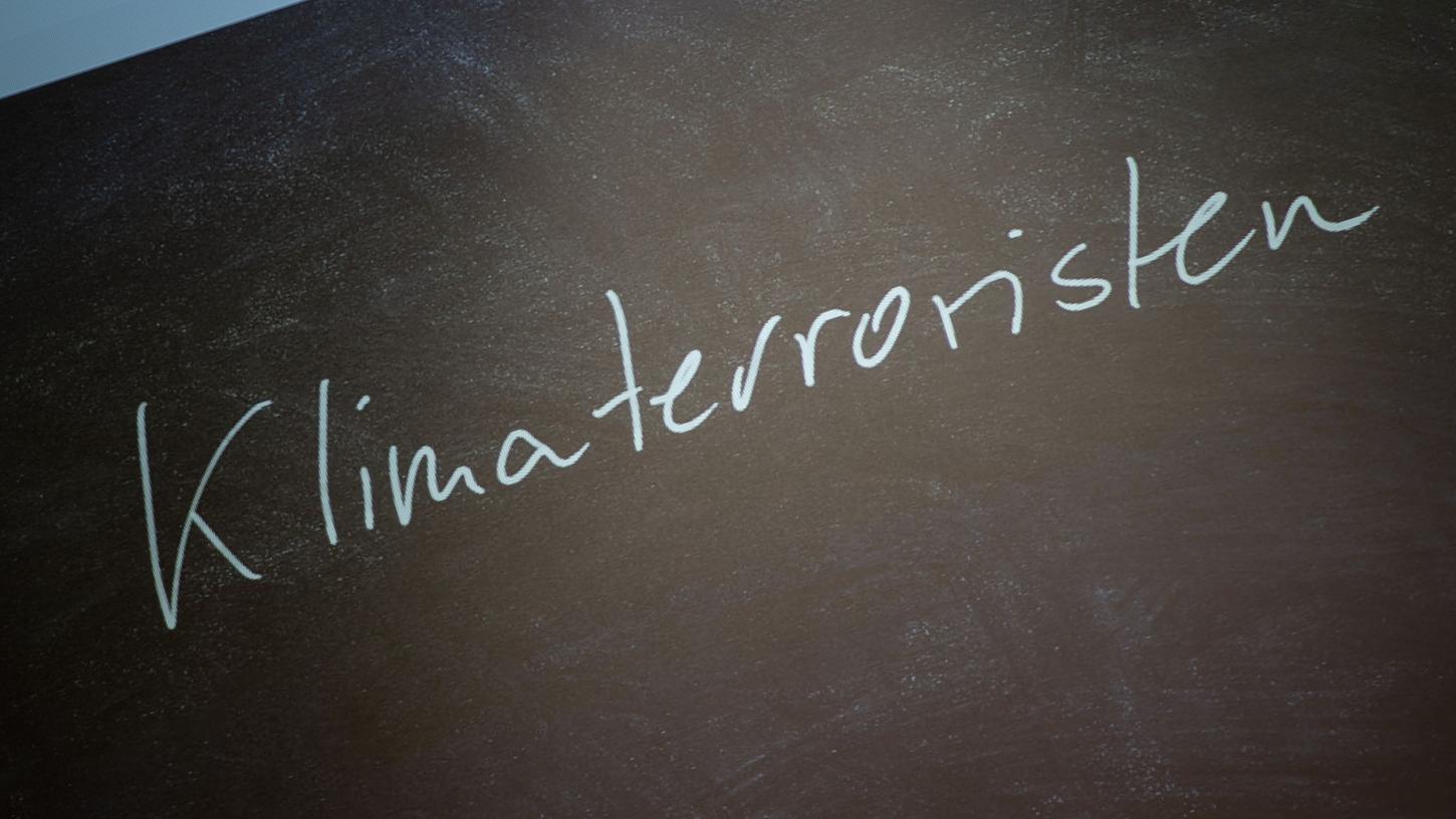 Die Jury der sprachkritischen Aktion kritisiert mit dem Ausdruck die Gleichsetzung von Klimaaktivisten mit Terroristen. Die Jury der sprachkritischen Aktion kritisiert mit dem Ausdruck die Gleichsetzung von Klimaaktivisten mit Terroristen.