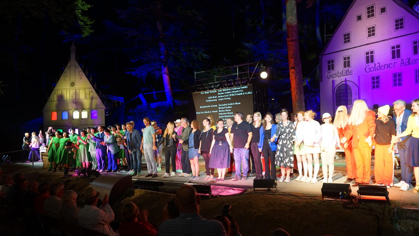 Bürgertheaterprojekte, wie "Der größte Glückskeks" im vergangenen Sommer im Bergwaldtheater, sollen nach Auffassung von Oberbürgermeister Jürgen Schröppel fortgeführt werden, um ein Alleinstellungsmerkmal für die außergewöhnliche Freilichtbühne zu haben. Bürgertheaterprojekte, wie "Der größte Glückskeks" im vergangenen Sommer im Bergwaldtheater, sollen nach Auffassung von Oberbürgermeister Jürgen Schröppel fortgeführt werden, um ein Alleinstellungsmerkmal für die außergewöhnliche Freilichtbühne zu haben.