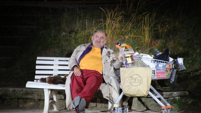 Siggi Zimmerschied, der im Glückskeks die Hauptrolle spielte, sprach sich klar für die Weiterführung großer Theaterprojekte in Weißenburg aus und plädierte für mehr Mut. Siggi Zimmerschied, der im Glückskeks die Hauptrolle spielte, sprach sich klar für die Weiterführung großer Theaterprojekte in Weißenburg aus und plädierte für mehr Mut.