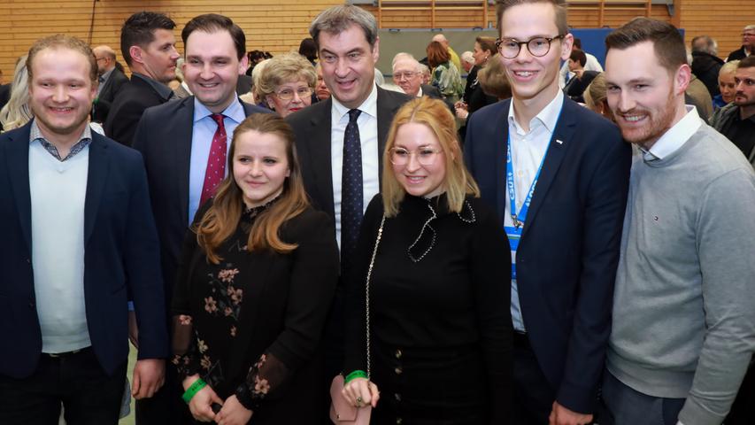 Auf ein Selfie hätten sie alle kaum gepasst - aber ein Foto mit dem Ministerpräsidenten (hinten, Mitte) wollten doch alle. Unter ihnen Nicolai Fahlke von der Jungen Union (2.v.re.)