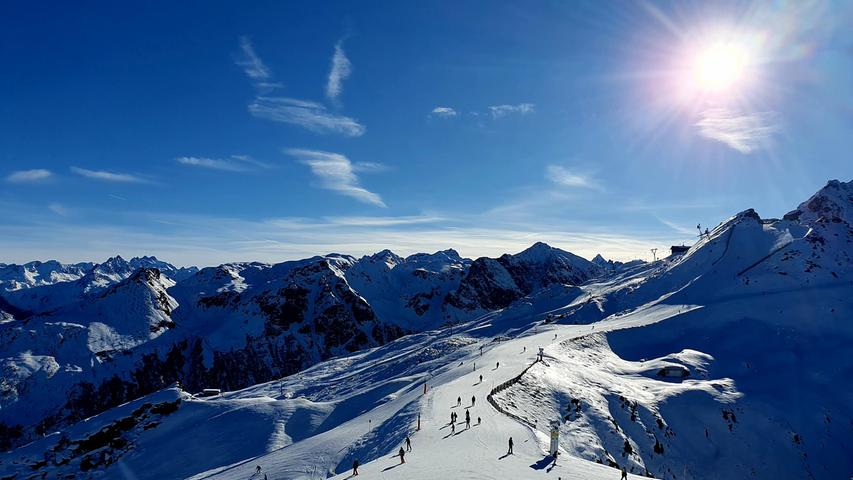Breite Pisten und tolles Bergpanorama warten auf die Skifahrer - selbst wenn unten alles grün ist. Die spannende Reisereportage zu dieser Bildergalerie lesen Sie hier auf unserem Premiumportal nn.de