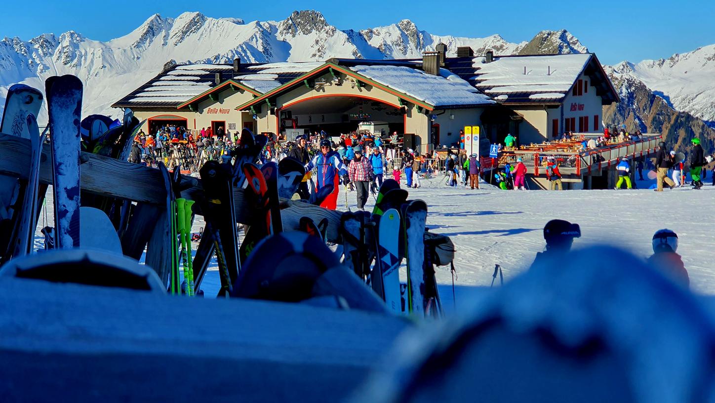 Die Bella Nova-Hütte ist ein Partytempel auf dem Berg, auf dem den ganzen Tag bis abends Apres-Ski- und Ballermann-Musik laut die Terrasse beschallt.