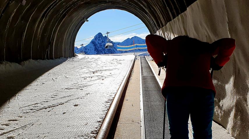 Hier führt ein Skitunnel durch den Berg. Ein Stück weiter zwischen Kreuzjoch und Kapell ist sogar der längste Skitunnel der Welt.