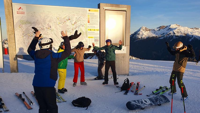 Einige der ersten Skifahrer machen im Schein der Morgensonne Aufwärmtraining. Die spannende Reisereportage zu dieser Bildergalerie lesen Sie hier auf unserem Premiumportal nn.de