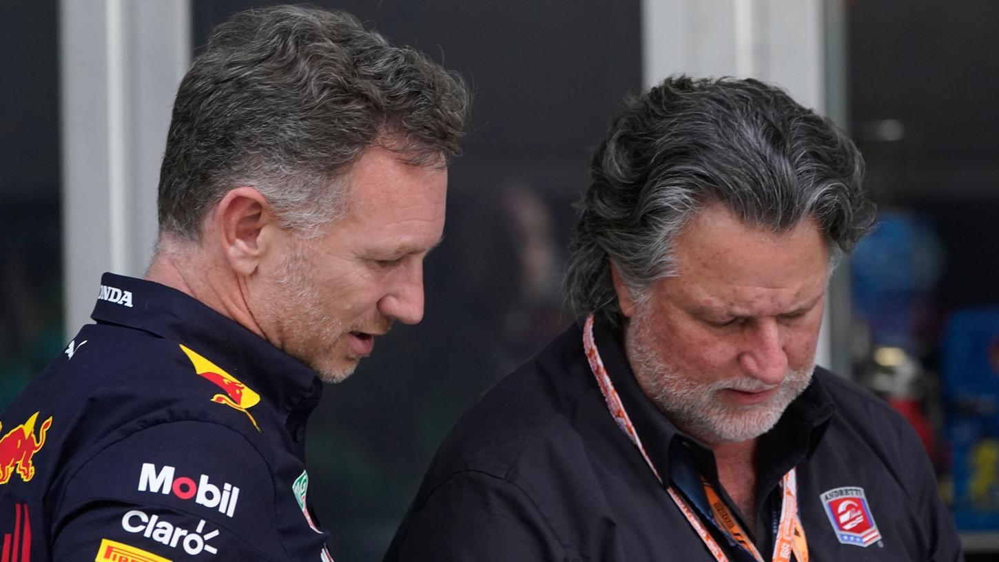 Red Bull Racing-Teamchef Christian Horner (l) spricht mit Michael Andretti nach dem Qualifying zum Großen Preis von Miami der Formel 1.