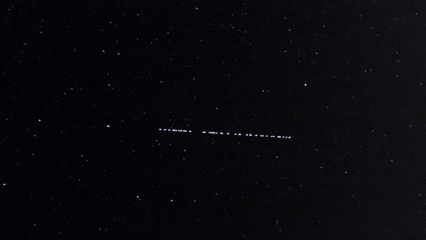Die Starlink-Satelliten sehen oft wie Sterne aus und treten in einer Kette auf. Die Starlink-Satelliten sehen oft wie Sterne aus und treten in einer Kette auf.