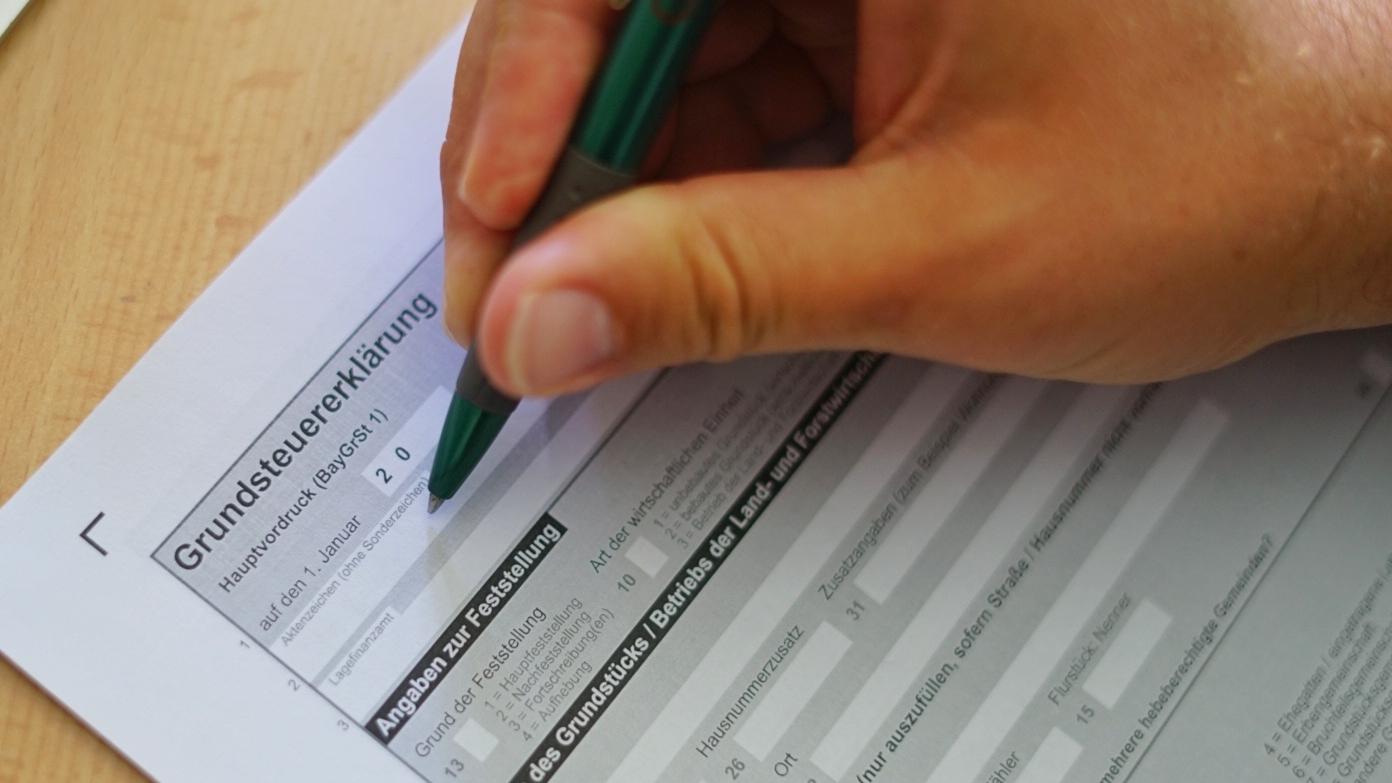Viele Grundstückseigentümer kämpfen mit den Formularen - Eigentümerverbände kämpfen nun gegen die Grundsteuergesetze. Viele Grundstückseigentümer kämpfen mit den Formularen - Eigentümerverbände kämpfen nun gegen die Grundsteuergesetze.