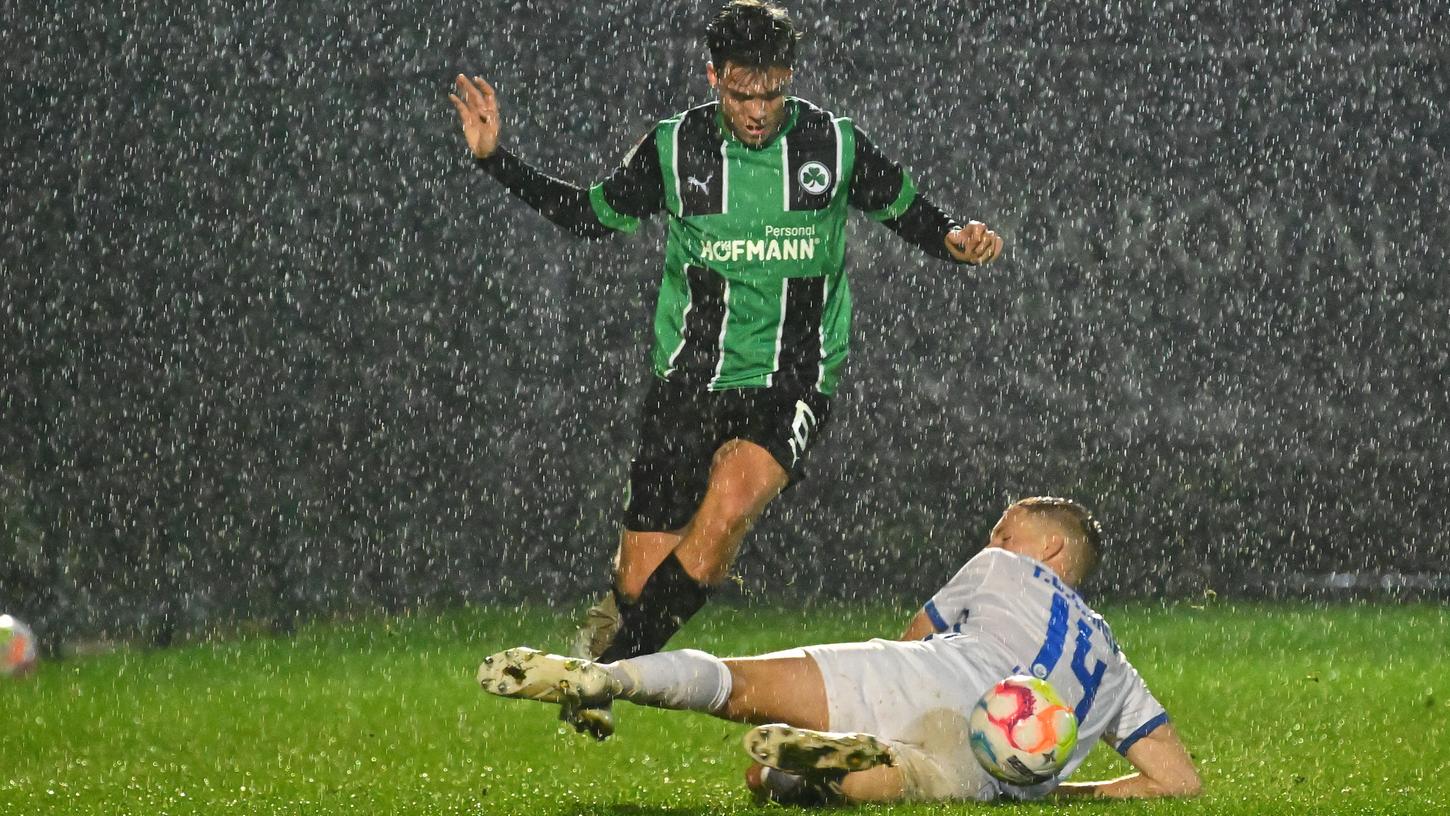 Empfindliche Niederlage: Sidney Raebiger und seine Fürther verloren im strömenden Regen verdient gegen Rostock.